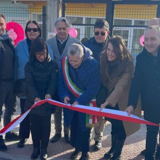 Il momento del taglio del nastro durante l'inaugurazione del micronido comunale di Madonna dell'Olmo