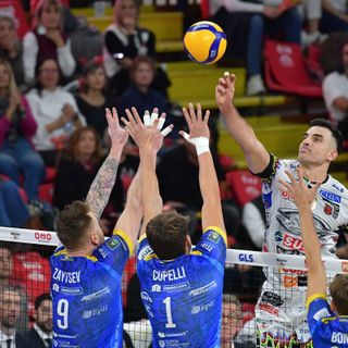 Il muro cuneese prova a fermare un attacco perugino nella gara di andata (Foto Sir Safety Perugia)