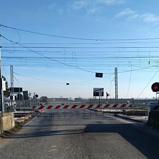I cavi divelti al passaggio a livello di Cavallermaggiore sulla strada per Sommariva Bosco in frazione Foresto