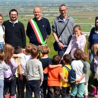 Il sindaco Fabrizio Nasi con il vice Nicola Carrino, assessore Massimo Colombero e alcuni "giovani" abitanti di Costigliole Saluzzo