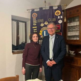 Da sinistra: la dottoressa Franca Rinaldi e il presidente del Lions Club Carrù-Dogliani Giulio Marini