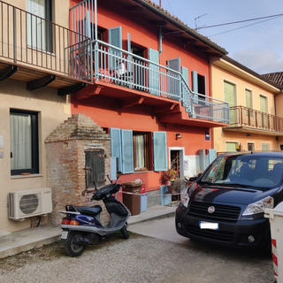 Al centro, con l'intonaco rosso, l'abitazione dove si è consumata la tragedia costata la vita a Paolo e Francesco Foglino