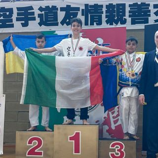 Lorenzo Alesso vince nella categoria maschile 12-13 anni alla Friendship Cup international di karate