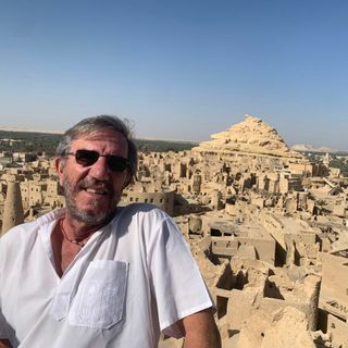 L'egittofilo Sandro Trucco durante una visita in Egitto