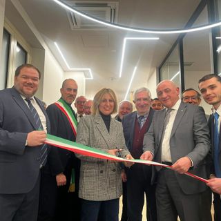 Il taglio del nastro durante l'inaugurazione della filiale a Venaria Reale di BCC Alpi Marittime