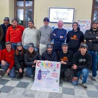 Una rappresentanza dei carristi protagonisti del Carnevale 2026 con il presidente della Fondazione Bertoni Carlo Allemano e il sindaco di Saluzzo, Franco Demaria