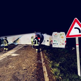 Frontale sulla provinciale 161 a Villafalletto: ferito il conducente di un furgone