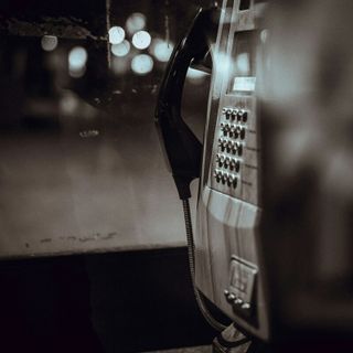 Un Piacere che Resiste e si Reinventa nell'Era Digitale