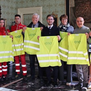 Apro Formazione dona cento gilet catarifrangenti: ad Alba un gesto concreto per la sicurezza dei giovani migranti Apro Formazione dona cento gilet catarifrangenti: ad Alba un gesto concreto per la sicurezza dei giovani migranti