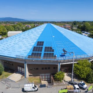 L'installazione dei pannelli fotovoltaici sul tetto del Palazzetto