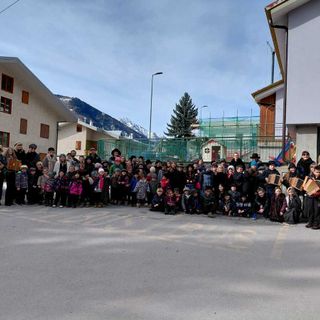 Sampeyre: i “Piciot Magnin” uniscono le scuole in sfilata festosa Sampeyre: i “Piciot Magnin” uniscono le scuole in sfilata festosa