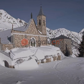 Dalle webcam live di iGate, il momento in cui la neve cade dal tetto del Santuario di Sant'Anna di Vinadio Dalle webcam live di iGate, il momento in cui la neve cade dal tetto del Santuario di Sant'Anna di Vinadio