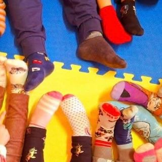 “C’è un giorno all’anno in cui il cassetto dei calzini diventa un messaggio pubblico”: oggi anche Dronero ha celebrato la giornata dei calzini spaiati