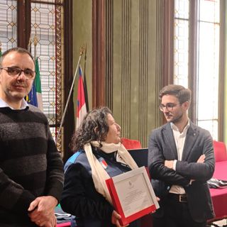 L'assessore Tibaldi e il sindaco Gatto consegnano la targa L'assessore Tibaldi e il sindaco Gatto consegnano la targa