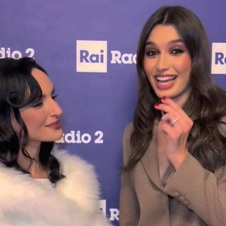 La modella cerverese Francesca Bergesio mentre intervista Arisa nella "Social Room" di Rai Radio2