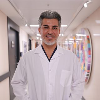 Sempre più giovani affrontano la perdita dei capelli: un cambiamento culturale anche nel Cuneese