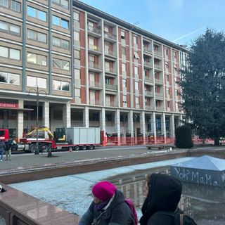 Piazza Europa, 33 mila euro per le telecamere: il Comune blinda il cantiere mentre si attende il verdetto sui cedri Piazza Europa, 33 mila euro per le telecamere: il Comune blinda il cantiere mentre si attende il verdetto sui cedri