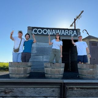 Lorenzo Barbero, l'ultimo a destra, lavora in una cantina a Coonawarra, nell'Australia meridionale Lorenzo Barbero, l'ultimo a destra, lavora in una cantina a Coonawarra, nell'Australia meridionale