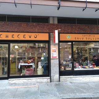 Auto sui marciapiedi, la bottega Checevò chiede rispetto per i bimbi della Einaudi Auto sui marciapiedi, la bottega Checevò chiede rispetto per i bimbi della Einaudi