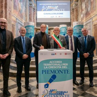 Il momento della sottoscrizione: da sinistra Luca Robaldo, Gian Luca Vignale, Alberto Cirio, Marcellino Peretti, Marco Gallo, Franco Graglia