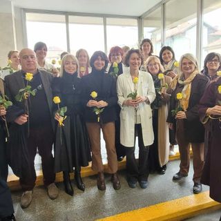 La consegna delle rose gialle di Zonta Saluzzo alle donne medico dell'ospedale cittadino
