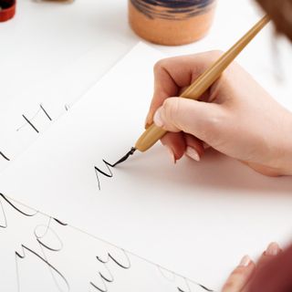 Riscoprire la bellezza della scrittura a mano: a Dogliani un workshop di calligrafia in biblioteca