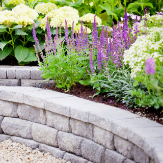 Muretti in pietra da giardino: l'eccellenza della quarzite nell'architettura del paesaggio