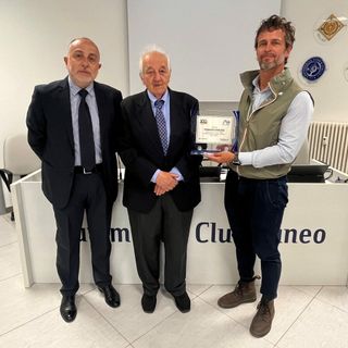 Andrea Giraudo (primo a destra) figlio del socio Franco Giraudo ritira la targa di fedeltà associativa alla presenza del direttore e del presidente dell’Automobile Club Cuneo, Giuseppe De Masi e Franco Revelli