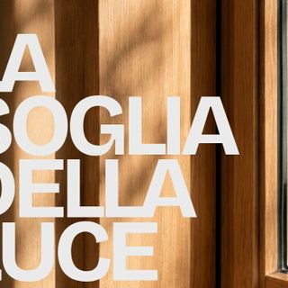 La soglia della luce: il serramento in legno come elemento compositivo dello spazio