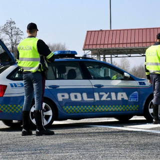 Carico di carne fresca trasportata nel bagagliaio di un’auto senza refrigerazione né documenti Carico di carne fresca trasportata nel bagagliaio di un’auto senza refrigerazione né documenti