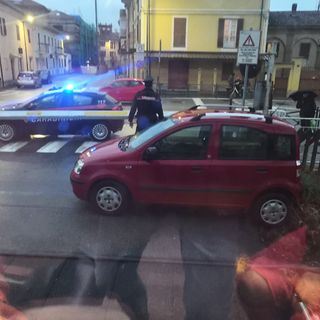 Auto bloccata sul passaggio a livello a Savigliano, treno fermo in stazione per oltre un quarto d'ora