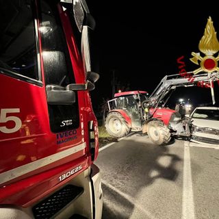 Scontro tra due auto e un trattore sulla provinciale 179