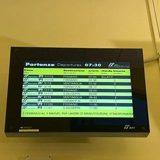Il tabellone alla stazione di Saliceto che indica la cancellazione del treno Il tabellone alla stazione di Saliceto che indica la cancellazione del treno