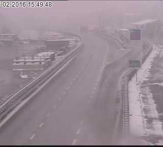 Neve sulla Torino-Savona nel tratto fossanese: al lavoro i mezzi spargisale