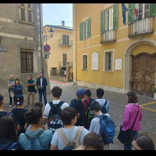 Carrù, gli alunni di terza media alla passeggiata della memoria con l'ANPI