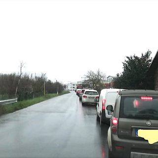 Auto in code nel tratto della Provinciale 7 ai piedi di Verduno