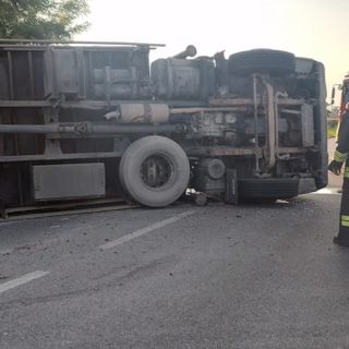 Mezzo pesante si ribalta a Termine di Villafalletto