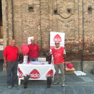 Il presidente del gruppo Aido di Bagnolo Piemonte, Barge e Valle Po con due volontari durante la &quot;'Giornata del Sì&quot;