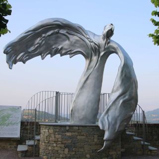 #controcorrente: l’Angelo dell’Alta Langa, statua che si affaccia dal Belvedere di Bossolasco, in provincia di Cuneo, è un segno di pace e di accoglienza