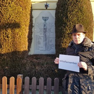 Antonio Brunetti, nipote di Isacco Levi, davanti al cimitero ebraico di Saluzzo