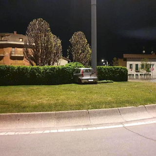 L'auto abbandonata all'interno della rotonda (Fb)