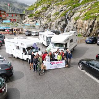 La partenza della staffetta dalla sorgente del Rodano in Svizzera