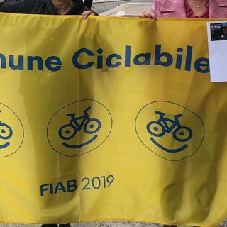 Fiab consegna alla città di Alba la bandiera di “Comuni Ciclabili”