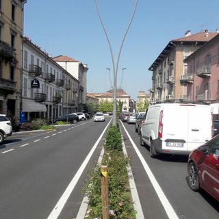 Traffico nel centrale corso Italia ad Alba Traffico nel centrale corso Italia ad Alba