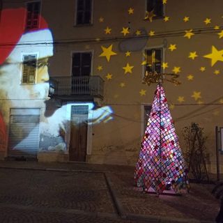 Oltre mille quadrotti all'unicinetto per l'albero di Natale di Sommariva del Bosco