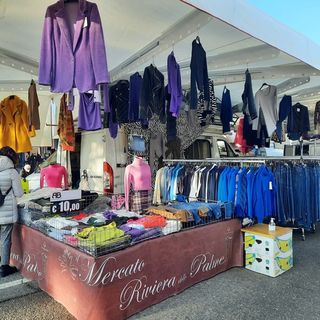 Il Mercato Riviera delle Palme in versione natalizia ad Albissola Marina: il 19 dicembre una domenica di shopping a cielo aperto