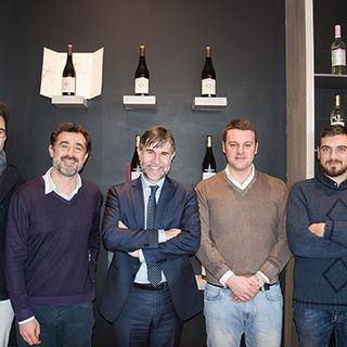 Al centro il viceministro Andrea Olivero affiancato da alcune figure commerciali di Mondodelvino Al centro il viceministro Andrea Olivero affiancato da alcune figure commerciali di Mondodelvino