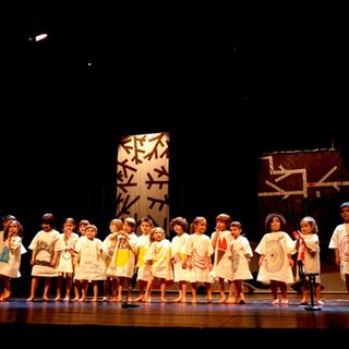 Nel fotoservizio di Claudio Mainini e Bartolomeo Costamagna alcuni momenti dello spettacolo andato in scena al Teatro Sociale