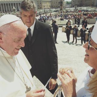 Graziella Costa consegna la tessera di socio onorario a Papa Francesco