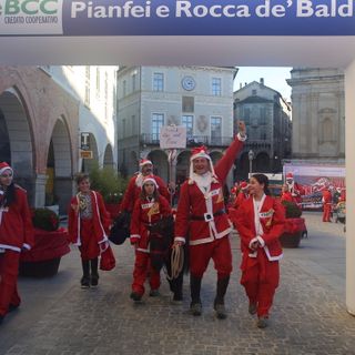 Ritorna la ‘Babbo Run’, Mondovì si tinge di rosso